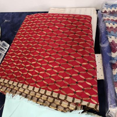 Large lot of Linens Table Covers, Place mats , White House Fabric Twin Flat sheets