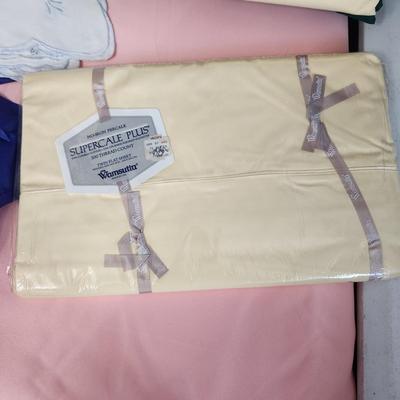 Large lot of Linens Table Covers, Place mats , White House Fabric Twin Flat sheets