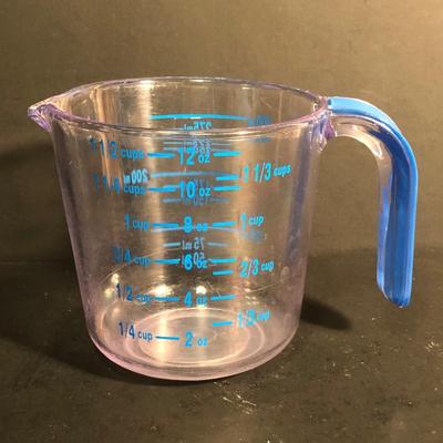 LOT 32L: Measuring Cups (Mostly Glass) - Anchor Hocking, Pampered Chef & Pyrex