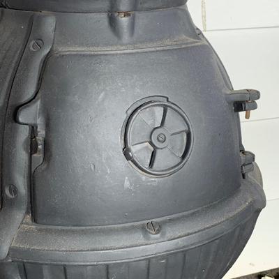 LOT 42 P: Vintage Veribest Cast Iron Pot Belly Wood Burning Stove Var 118