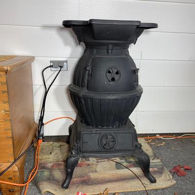 LOT 42 P: Vintage Veribest Cast Iron Pot Belly Wood Burning Stove Var 118