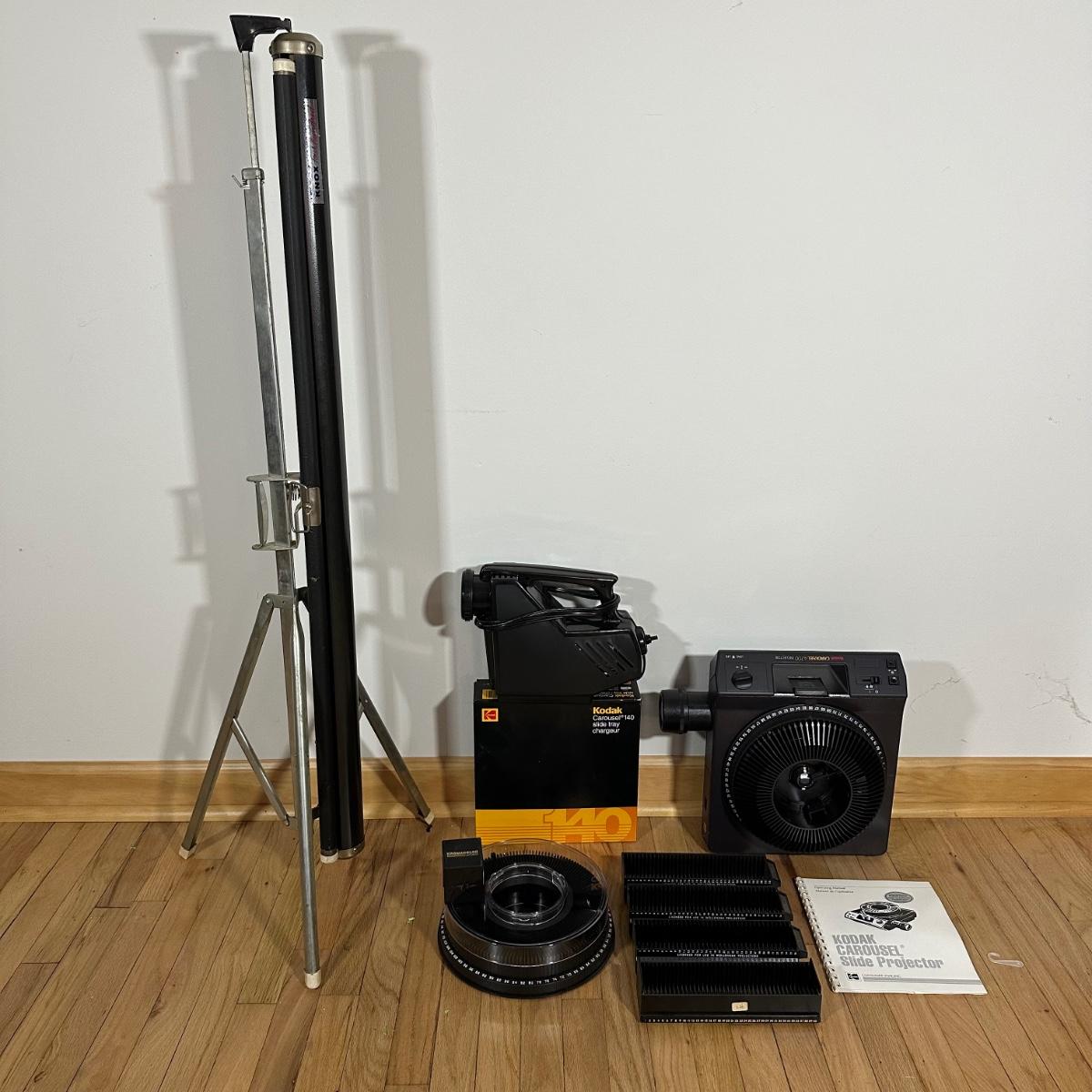 LOT 100F Kodak Carousel 4200 Projector w/ 2 Slide Carousels, Projector