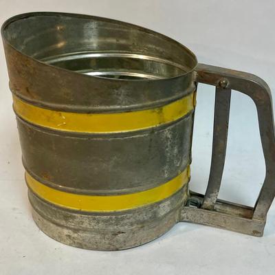 Sift Chine double screen flour sifter with yellow bands vintage working