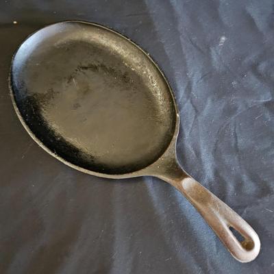 Assorted Cast Iron and an Aluminum Grill Skillet (K-DW)