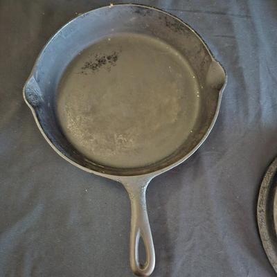 Assorted Cast Iron and an Aluminum Grill Skillet (K-DW)