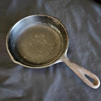 Assorted Cast Iron and an Aluminum Grill Skillet (K-DW)