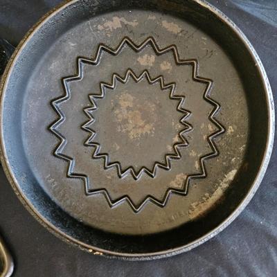 Assorted Cast Iron and an Aluminum Grill Skillet (K-DW)