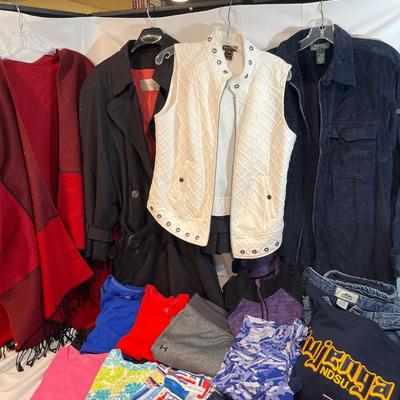 G106- Lot of ladies clothes (most are Large)