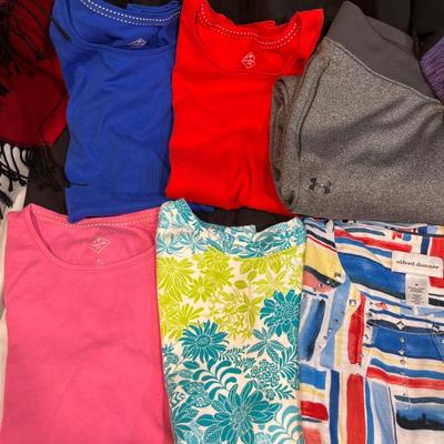 G106- Lot of ladies clothes (most are Large)