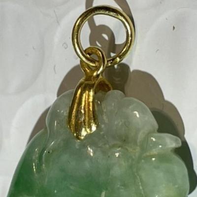 Vintage 18K+ Gold Bale Apple Green Jade Carved Pendant Preowned from an Estate. Very Nice Quality.