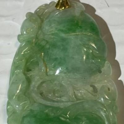 Vintage 18K+ Gold Bale Apple Green Jade Carved Pendant Preowned from an Estate. Very Nice Quality.