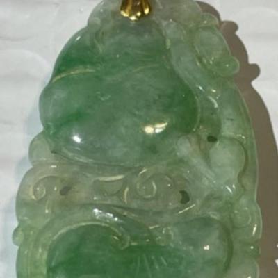 Vintage 18K+ Gold Bale Apple Green Jade Carved Pendant Preowned from an Estate. Very Nice Quality.