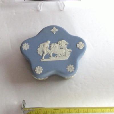 Lot 59: Wedgewood Dresser Trinket Box