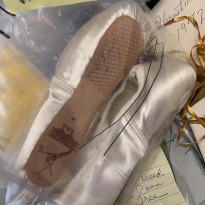 1960s - Present Authentic White House Used Christmas Decorations & Vintage News Clippings Lot