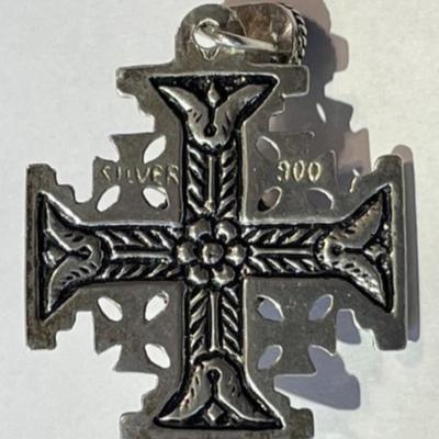 Vintage .900 Silver Maltese Crusader Cross Pendant w/Malachite Cabochon Stone in VG Preowned Condition.