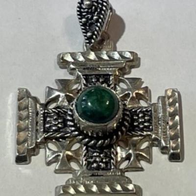 Vintage .900 Silver Maltese Crusader Cross Pendant w/Malachite Cabochon Stone in VG Preowned Condition.