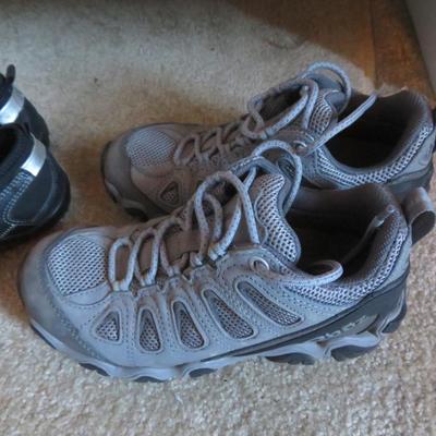 Lot of Lightly Worn Shoes & Shoe Holder - Estate Fresh