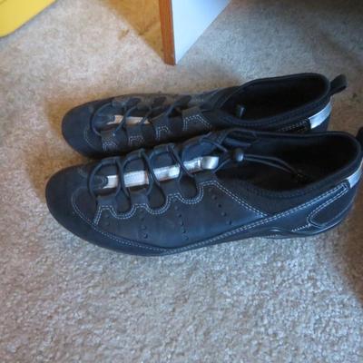 Lot of Lightly Worn Shoes & Shoe Holder - Estate Fresh