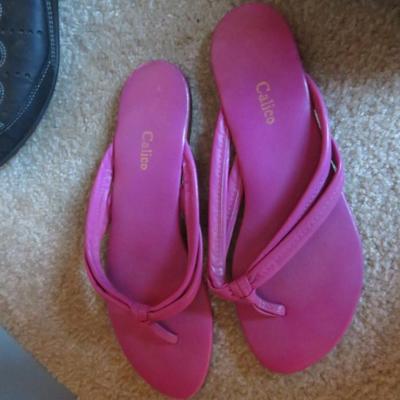 Lot of Lightly Worn Shoes & Shoe Holder - Estate Fresh