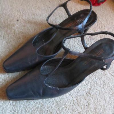Lot of Lightly Worn Shoes & Shoe Holder - Estate Fresh