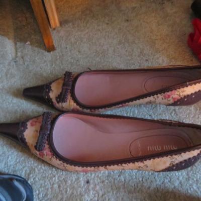 Lot of Lightly Worn Shoes & Shoe Holder - Estate Fresh