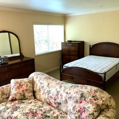 Bedroom set furniture lot