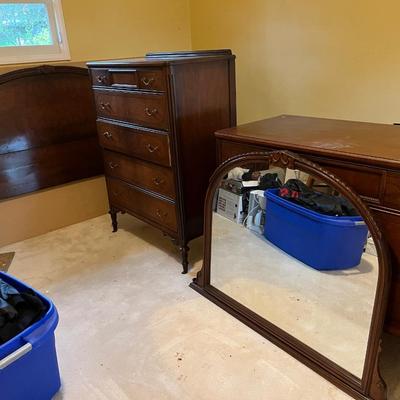 Bedroom set furniture lot