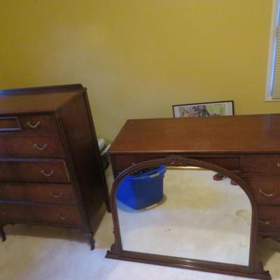 Bedroom set furniture lot