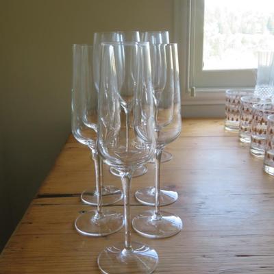 14 clear glass champaigne glasses - as seen