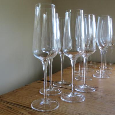 14 clear glass champaigne glasses - as seen