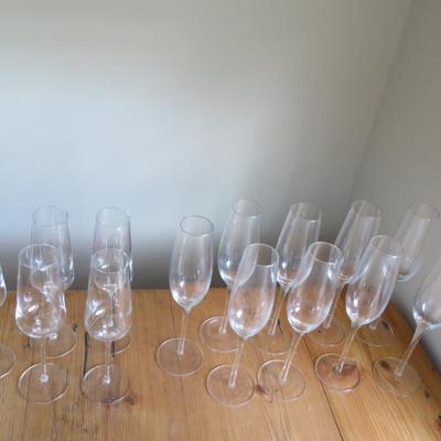 14 clear glass champaigne glasses - as seen