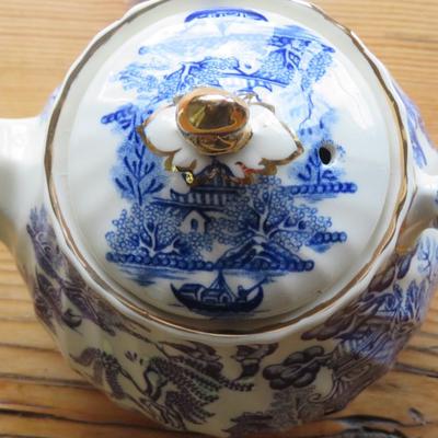Sadler Teapot Made in England Elegant Blue Oriental Design on White Background Gold gilded