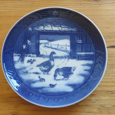 IN THE OLD FARMYARD 1969 ROYAL COPENHAGEN DENMARK COLLECTOR PLATE 7.25" Diameter lot of 2