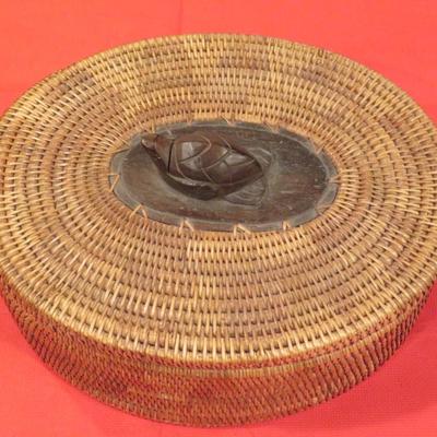 BEAUTIFUL Vintage Indonesian Lombok Weave Basket/Box With Wood Hand Carved Frog