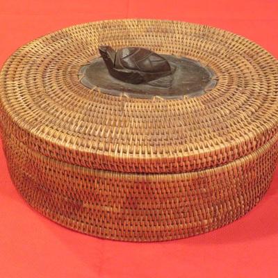 BEAUTIFUL Vintage Indonesian Lombok Weave Basket/Box With Wood Hand Carved Frog