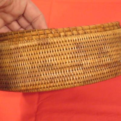 BEAUTIFUL Vintage Indonesian Lombok Weave Basket/Box With Wood Hand Carved Frog