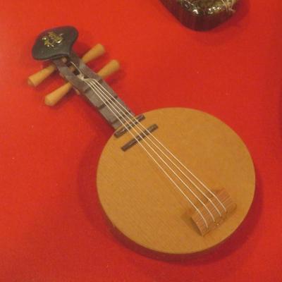 ASIAN ORIENTAL STRINGED MUSICAL INSTRUMENT FRAMED SHADOW BOX ART - NICE!