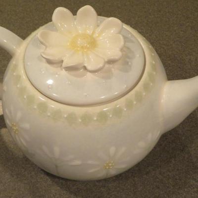 Block Basics Deb Mores LOVES ME Daisy Flowers Tea Pot With Box 1999