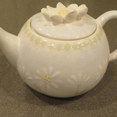 Block Basics Deb Mores LOVES ME Daisy Flowers Tea Pot With Box 1999