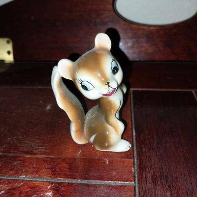 VINTAGE OIL LAMP-PICHURE AND SQUIRREL COLLECTIBLE
