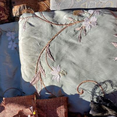 MATERIAL IN PRINTS AND NATURAL COLORS
