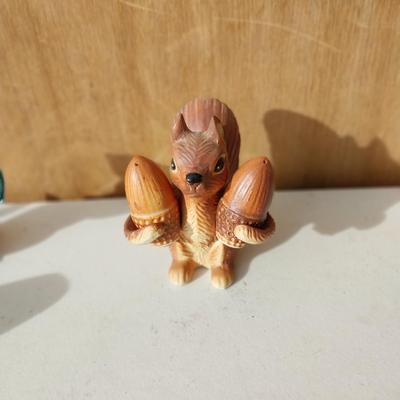 VINTAGE SALT & PEPPER SHAKERS -SQUIRRELS