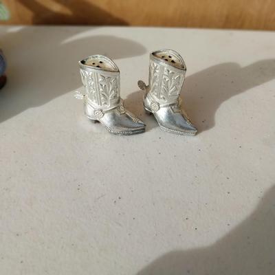 COWS-CHICKENS-COWBOY BOOTS VINTAGE SALT & PEPPER SHAKERS