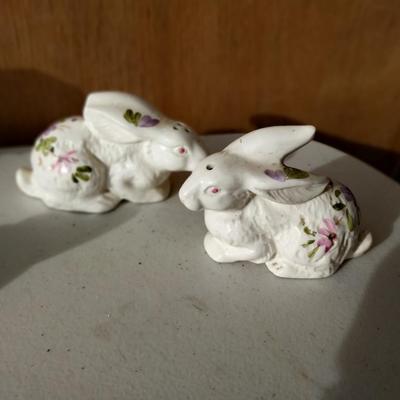 VINTAGE SALT & PEPPER SHAKERS