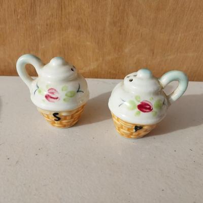 VINTAGE SALT & PEPPER SHAKERS