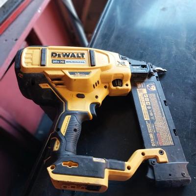 DEWALT 20V BRAD NAILER