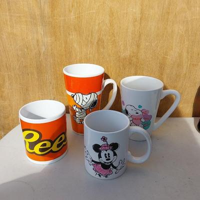 COLLECTABLE COKE BOTTLES AND MUGS