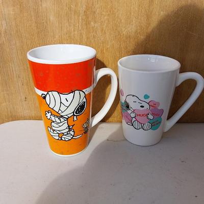 COLLECTABLE COKE BOTTLES AND MUGS
