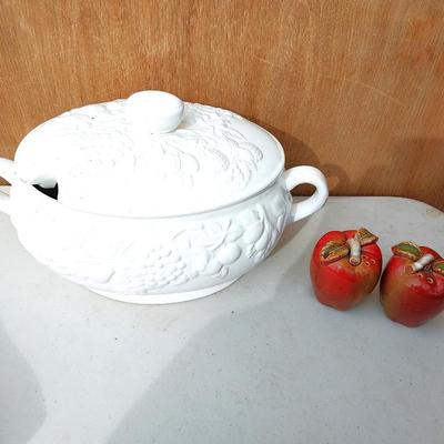 LIDED GRAVEY SERVER AND APPLE SALT & PEPPER SHAKERS