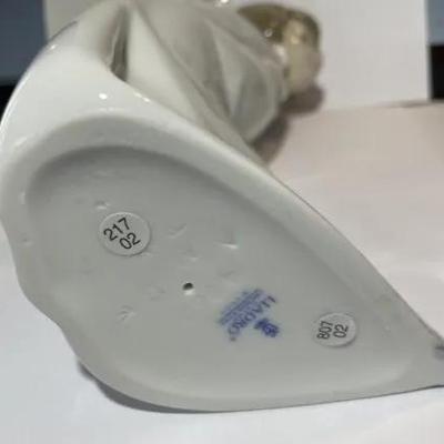 Lladro Curious Angel with Lantern Behind Back 9.5" Tall Figurine #4960 in VG Preowned Condition.